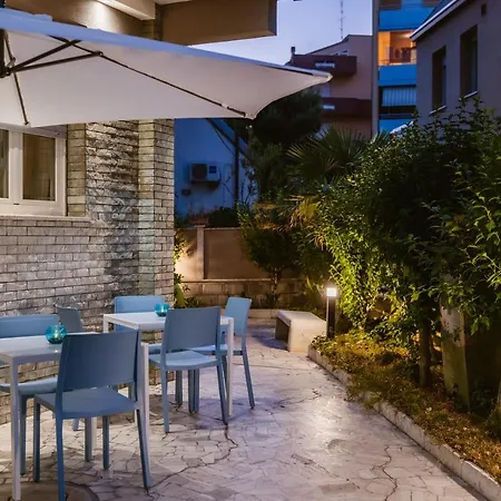 德尔玛尔酒店 2* 西尼加利亚