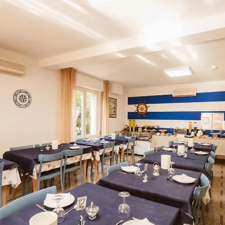 德尔玛尔酒店 酒店 西尼加利亚