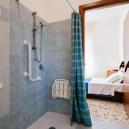 德尔玛尔酒店 2*