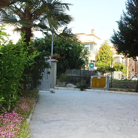 德尔玛尔酒店 2* 西尼加利亚